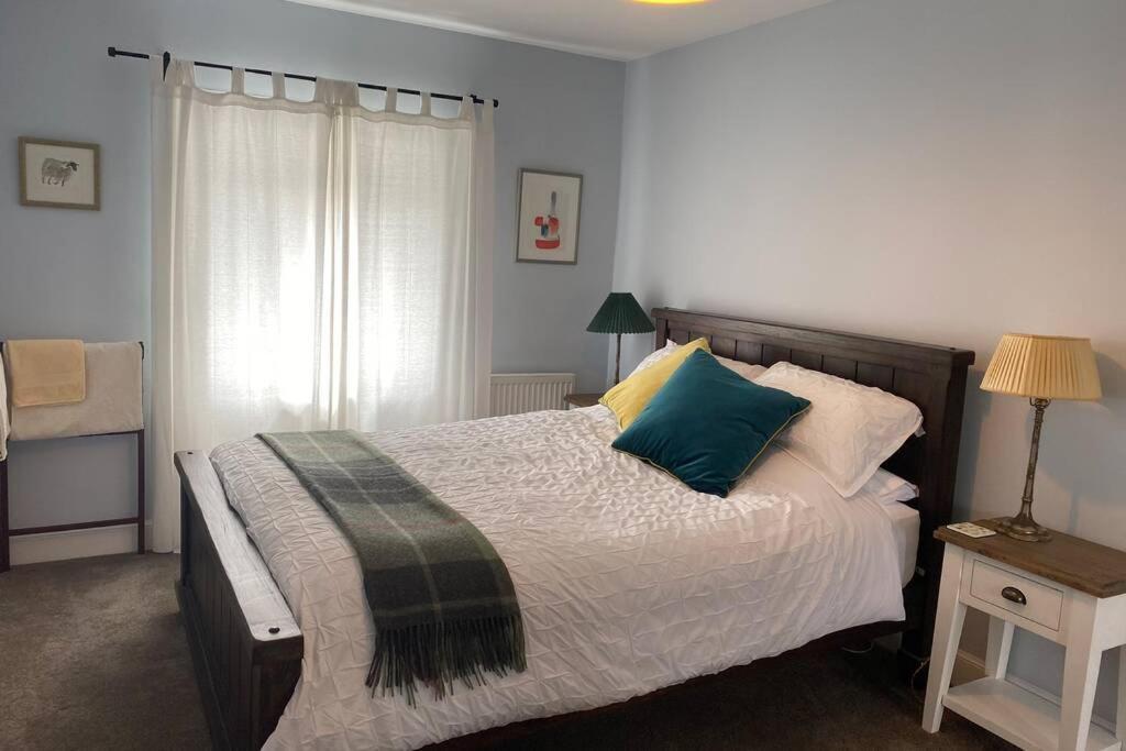 2X King Bedrooms, Private Living Room & Bathroom Thornhill  Buitenkant foto