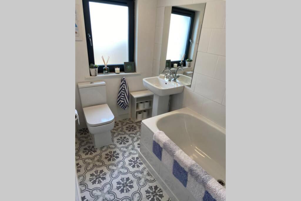 2X King Bedrooms, Private Living Room & Bathroom Thornhill  Buitenkant foto