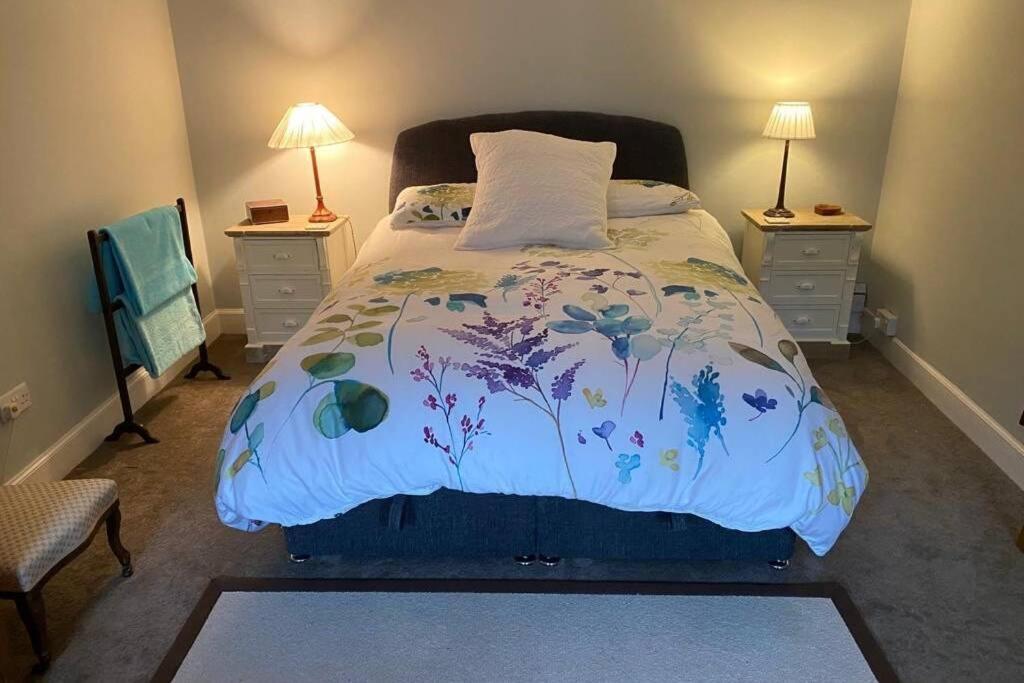 2X King Bedrooms, Private Living Room & Bathroom Thornhill  Buitenkant foto